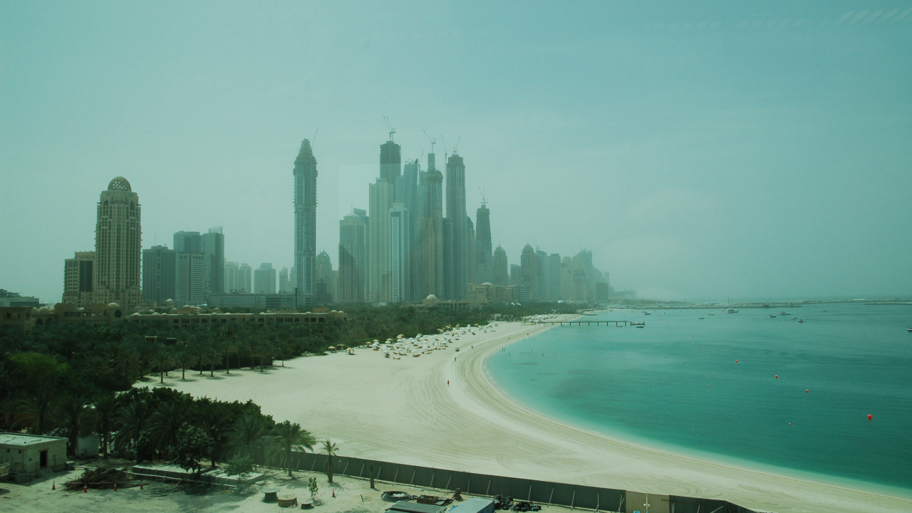 Обои море, город, дневное время, пляж, небоскреб в разрешении 1280x720