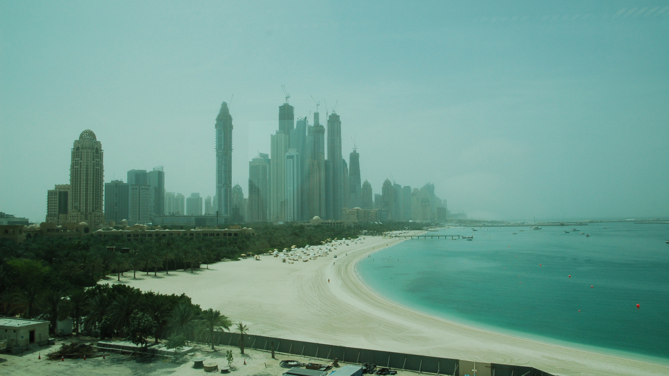 Обои море, город, дневное время, пляж, небоскреб в разрешении 1366x768