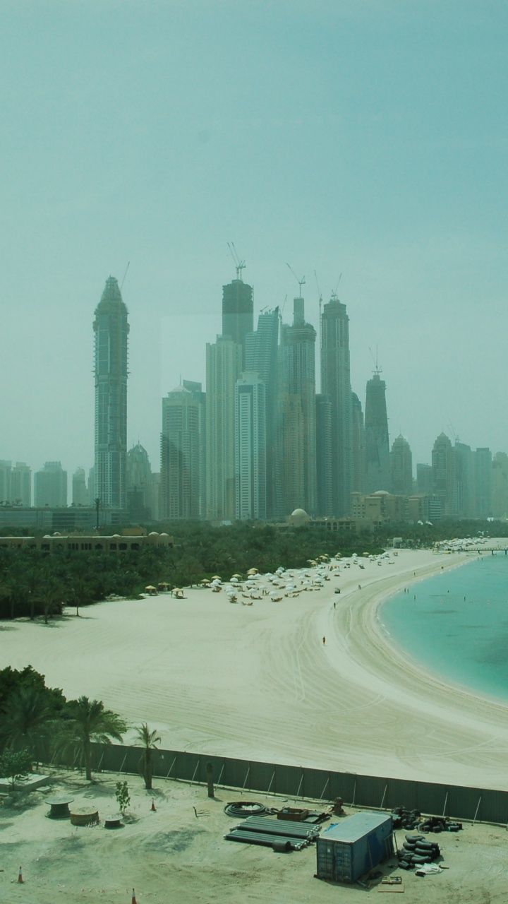 Обои море, город, дневное время, пляж, небоскреб в разрешении 720x1280