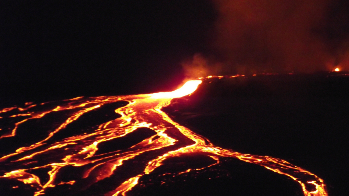 Обои тепло, лава, вулкан, огонь, ночь в разрешении 1366x768