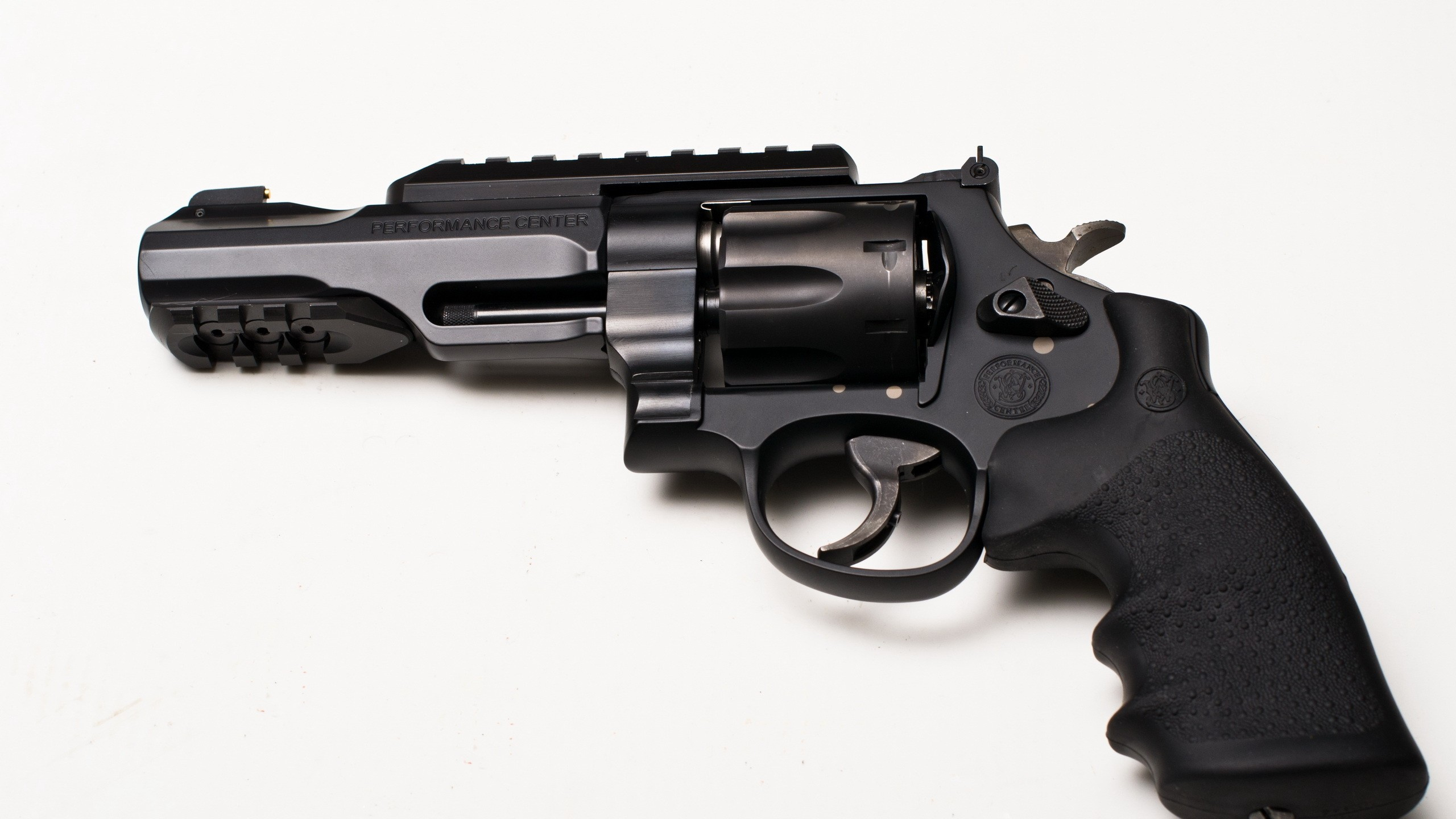 Обои орудие, ручное огнестрельное оружие, огнестрельное оружие, револьвер, триггер в разрешении 2560x1440