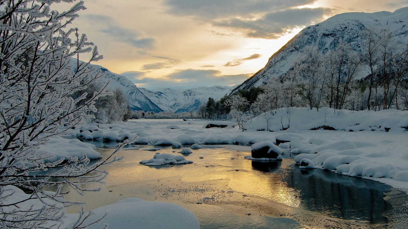 Обои зима, снег, природа, гора, отражение в разрешении 1366x768