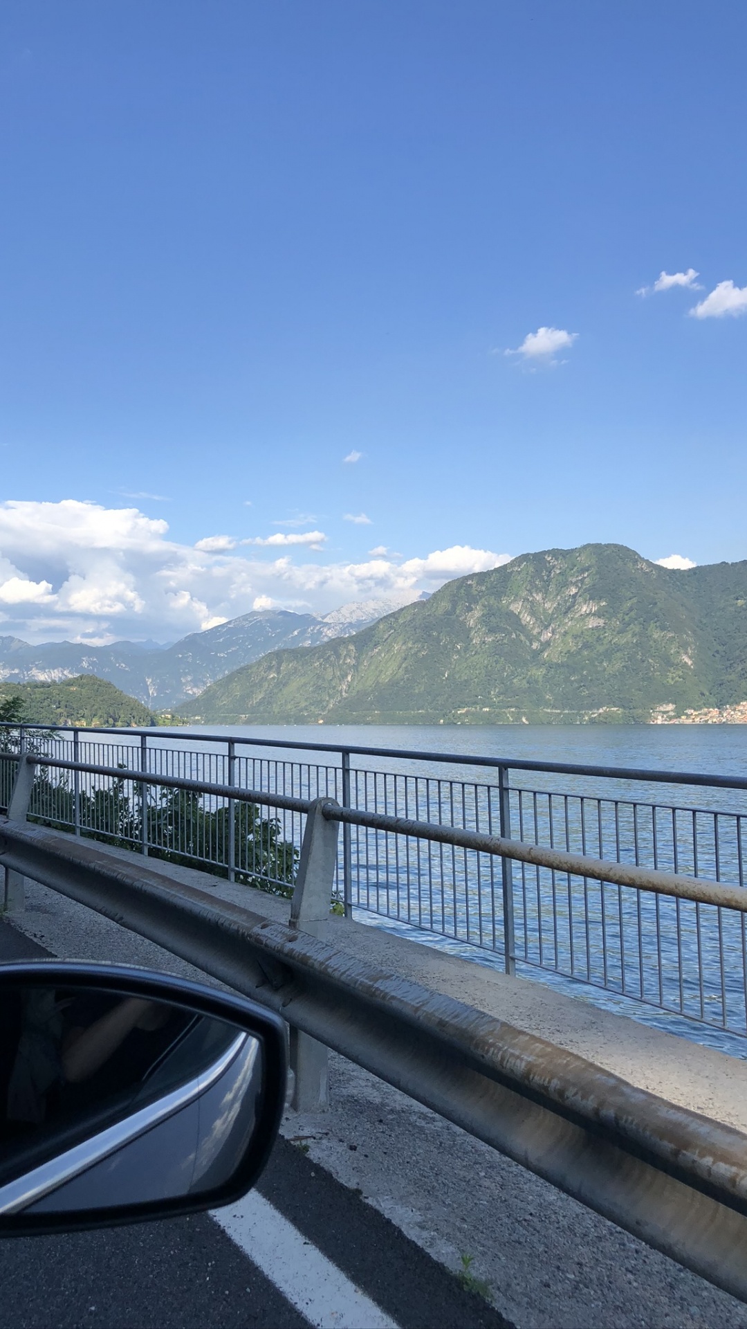 Обои автомобильное зеркало, дорога, горный рельеф, ограждение, Автомобильное боковое зеркало в разрешении 1080x1920