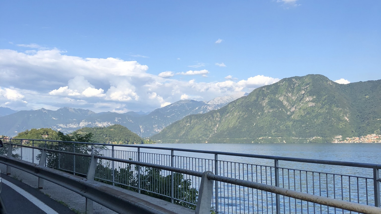 Обои автомобильное зеркало, дорога, горный рельеф, ограждение, Автомобильное боковое зеркало в разрешении 1280x720