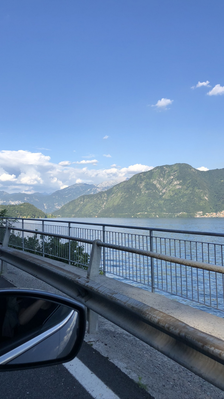 Обои автомобильное зеркало, дорога, горный рельеф, ограждение, Автомобильное боковое зеркало в разрешении 750x1334