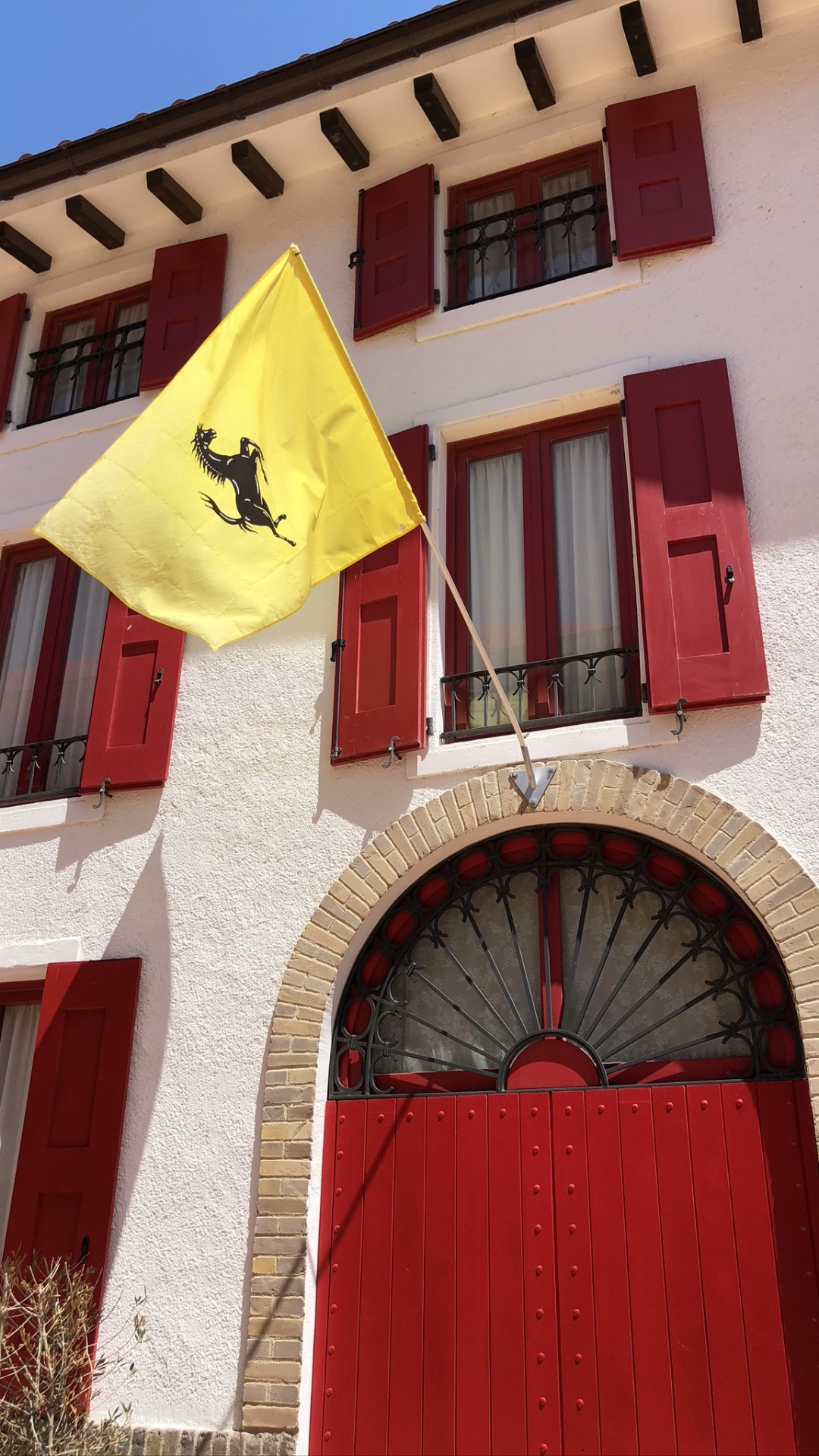 Обои окно, фасад, свойство, красный цвет, флаг в разрешении 1080x1920