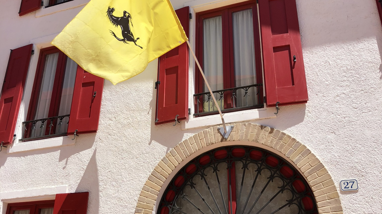 Обои окно, фасад, свойство, красный цвет, флаг в разрешении 1280x720