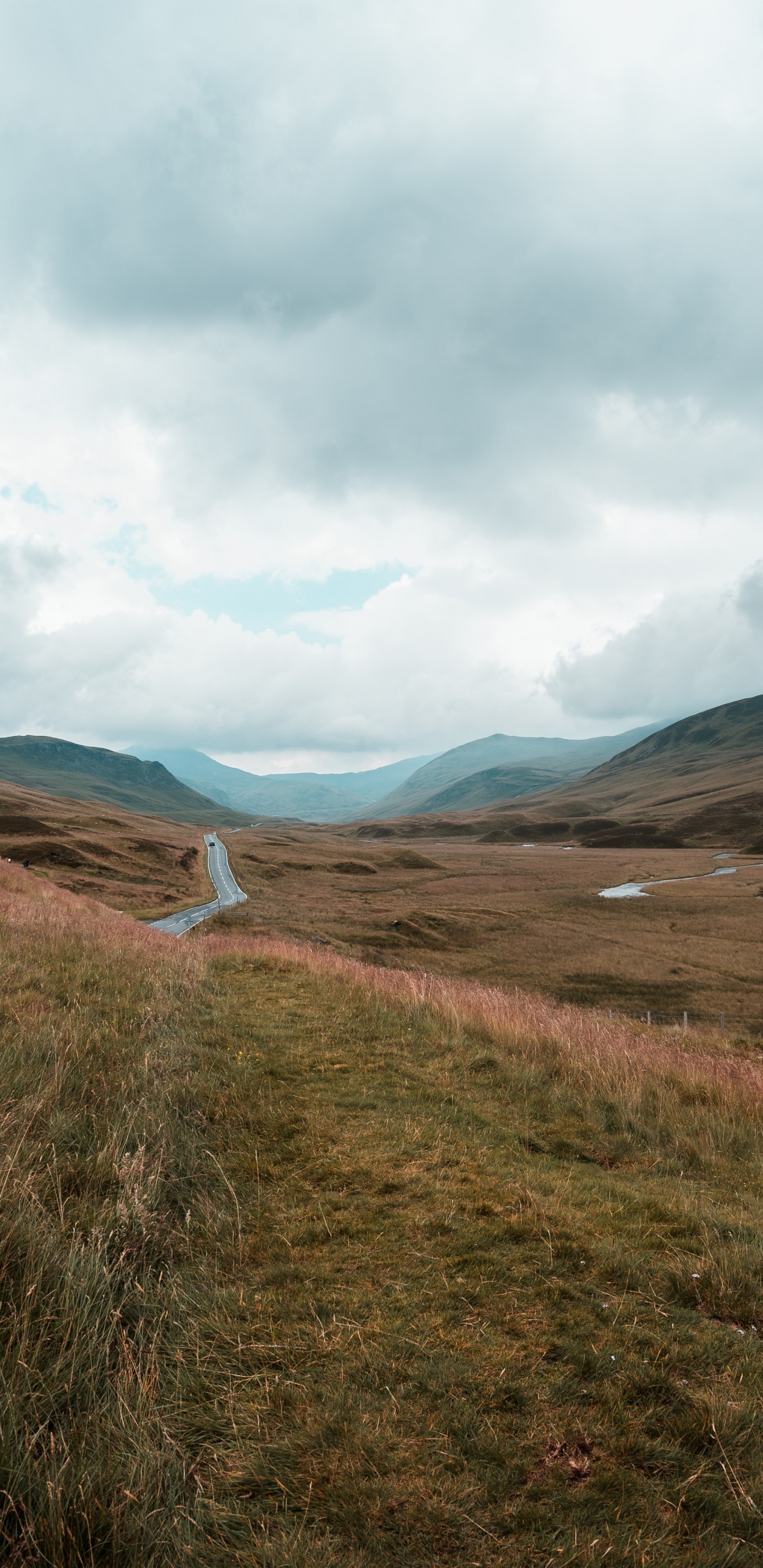 Обои гора, небо, сенокосное угодье, нагорье, озерный край в разрешении 1440x2960