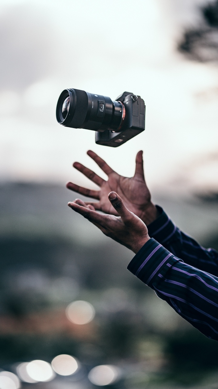 Обои камера, цифровые зеркальные, оптика камеры, объектив камеры, оператор камеры в разрешении 720x1280