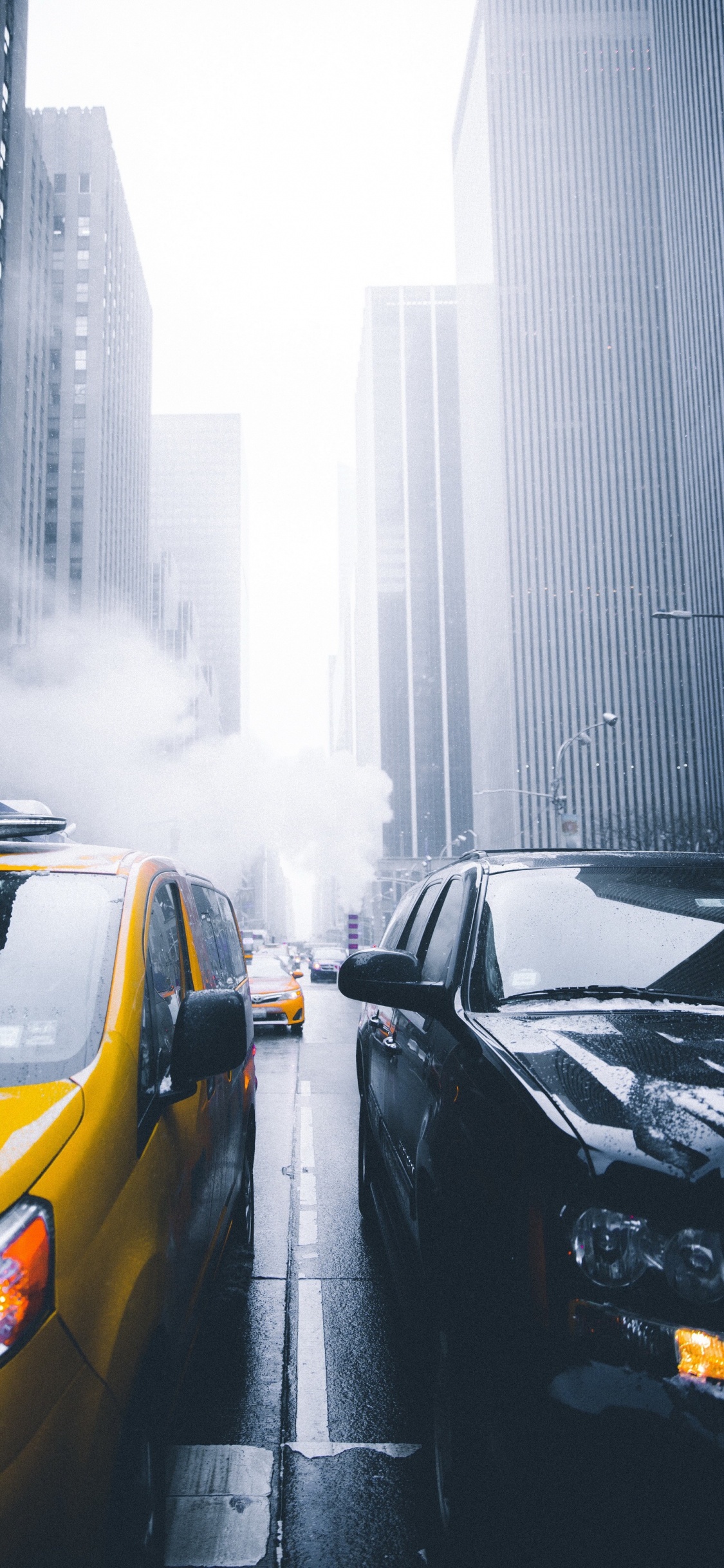 Обои рокфеллеровский центр, легковые автомобили, НьюЙорк, автомобильное освещение, небоскреб в разрешении 1125x2436