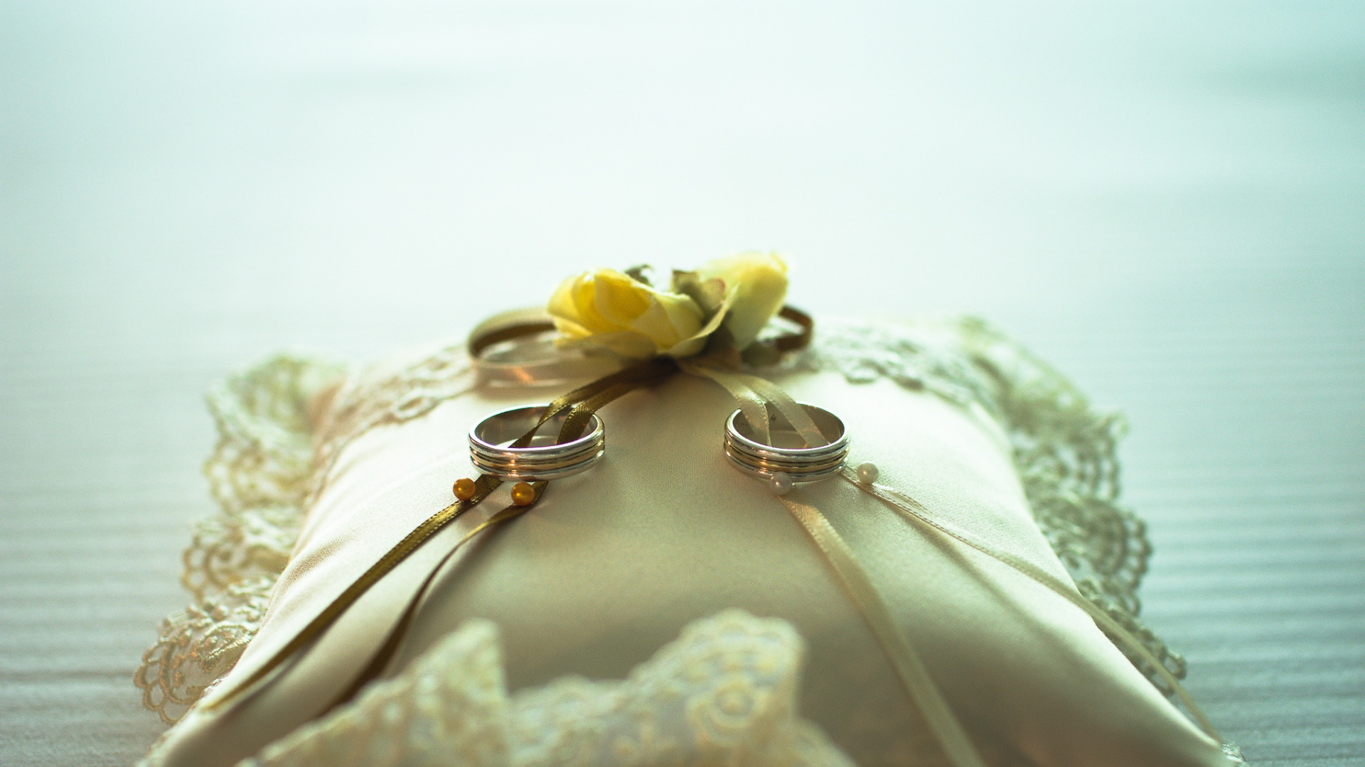Обои кольцо, обручальное кольцо, свадьба, подушка, желтый в разрешении 1920x1080