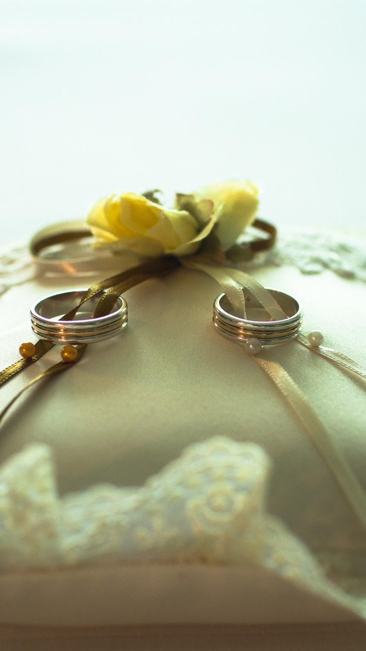 Обои кольцо, обручальное кольцо, свадьба, подушка, желтый в разрешении 720x1280