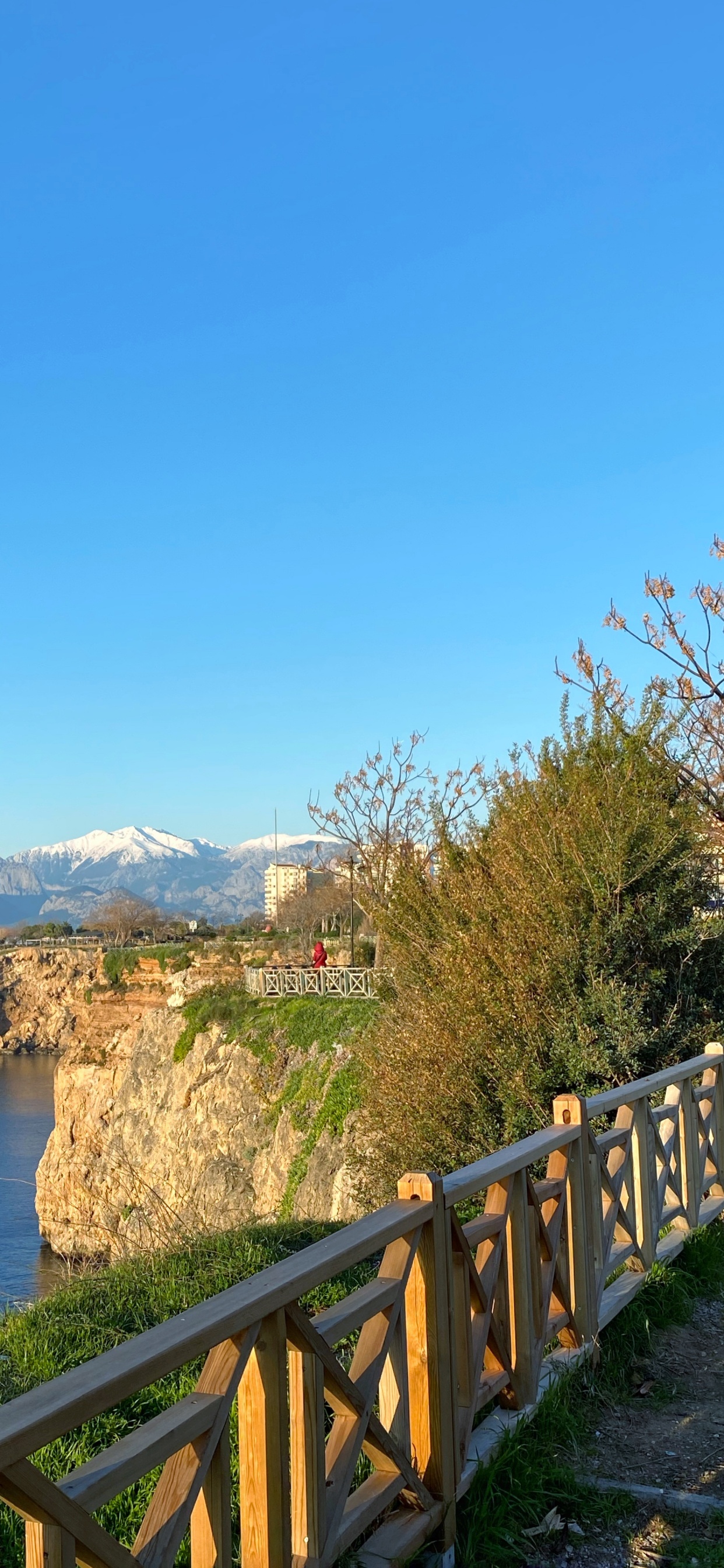 Обои пейзажи гор, вода, растение, лазурный, забор в разрешении 1242x2688