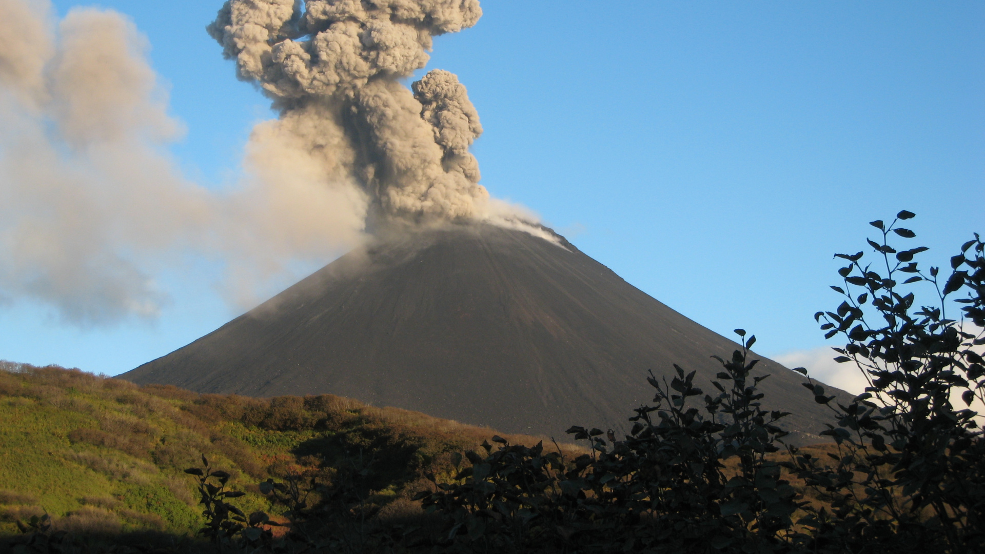 Обои вулкан, лава, стратовулкан, магма, типы вулканических извержений в разрешении 1920x1080