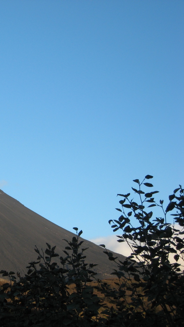 Обои вулкан, лава, стратовулкан, магма, типы вулканических извержений в разрешении 720x1280