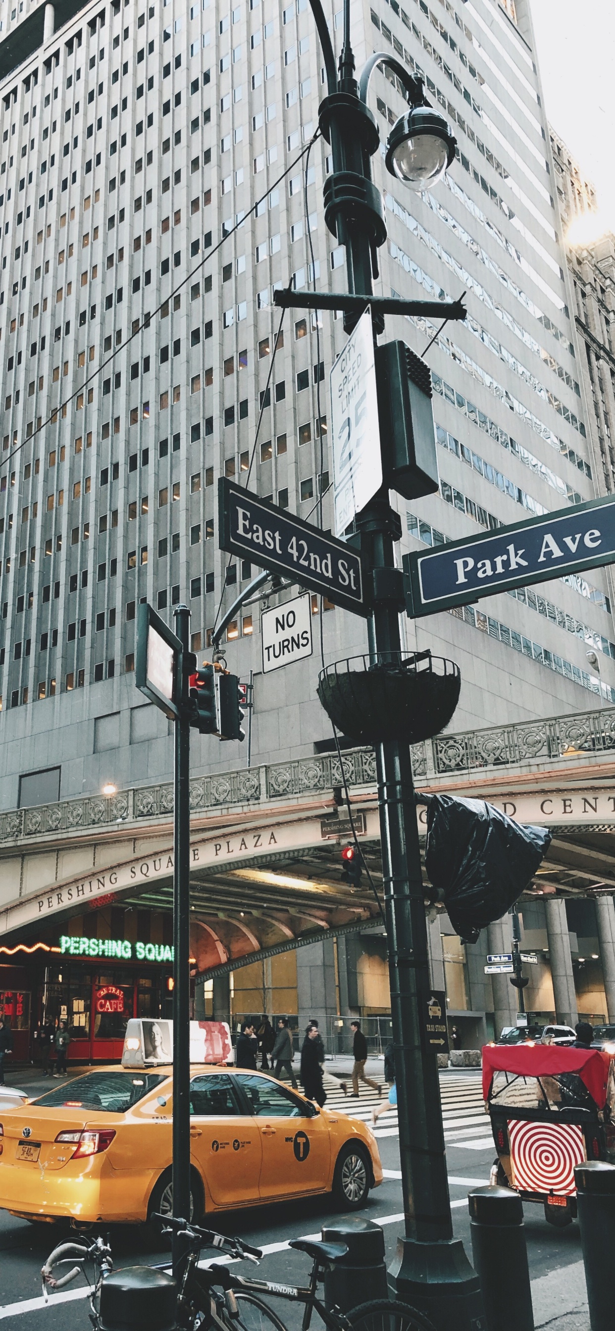 Обои небоскреб, здание, городской район, город, метрополия в разрешении 1242x2688