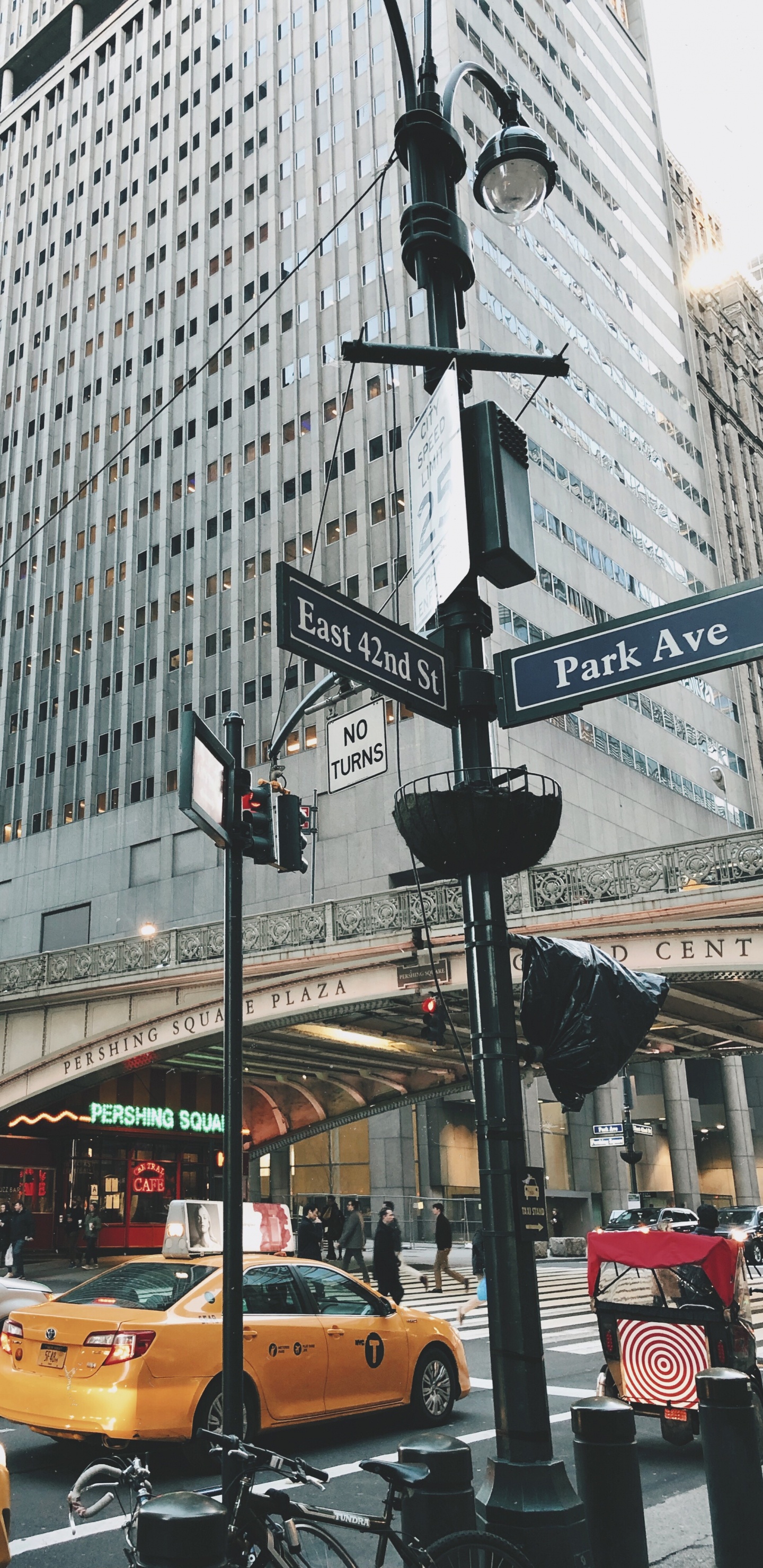 Обои небоскреб, здание, городской район, город, метрополия в разрешении 1440x2960