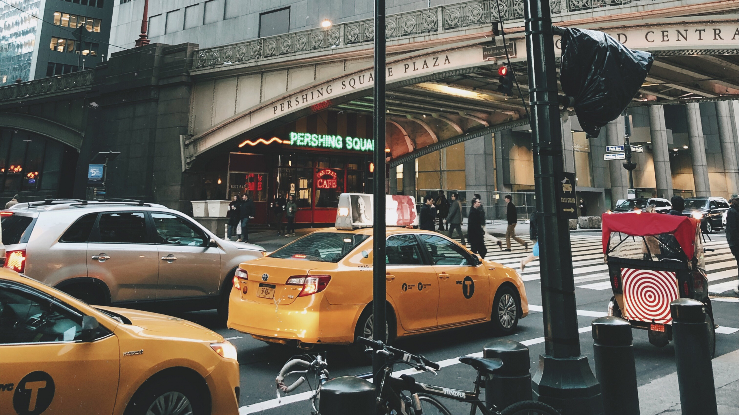 Обои небоскреб, здание, городской район, город, метрополия в разрешении 2560x1440