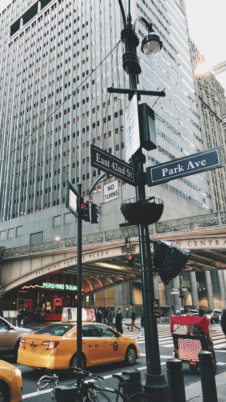 Обои небоскреб, здание, городской район, город, метрополия в разрешении 720x1280