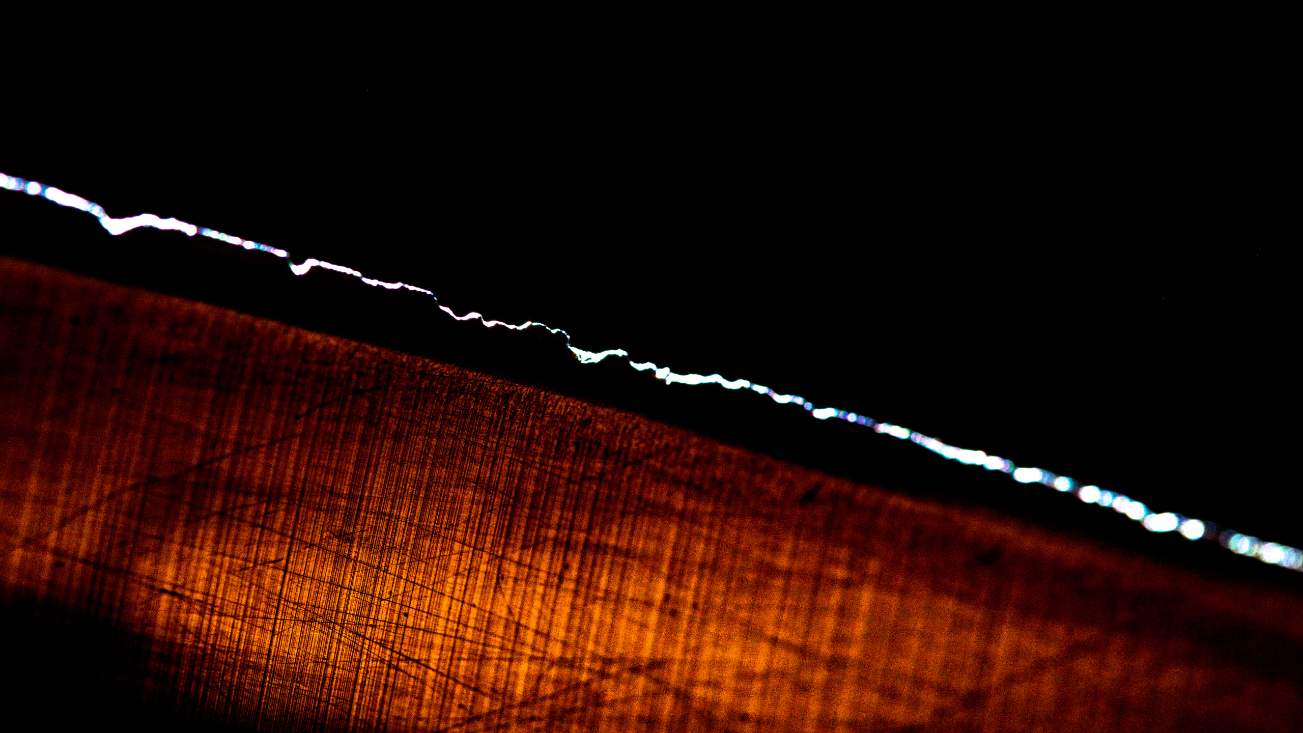 Обои темнота, макро, линия, ночь, вода в разрешении 2560x1440