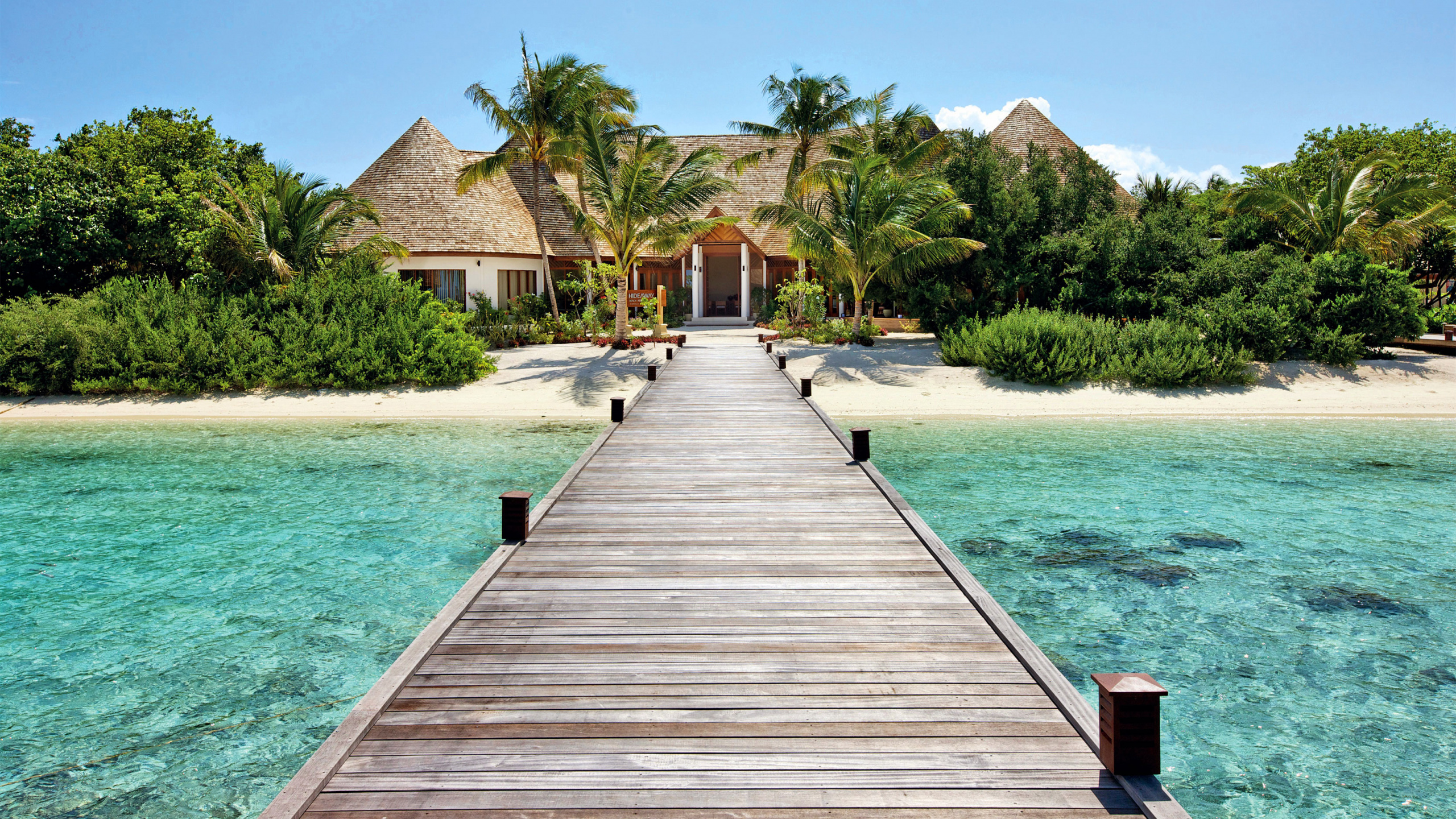 Обои Уединенный Пляжный Курорт Спа Мальдивы, прибежище, отпуск, пляж, туризм в разрешении 2560x1440