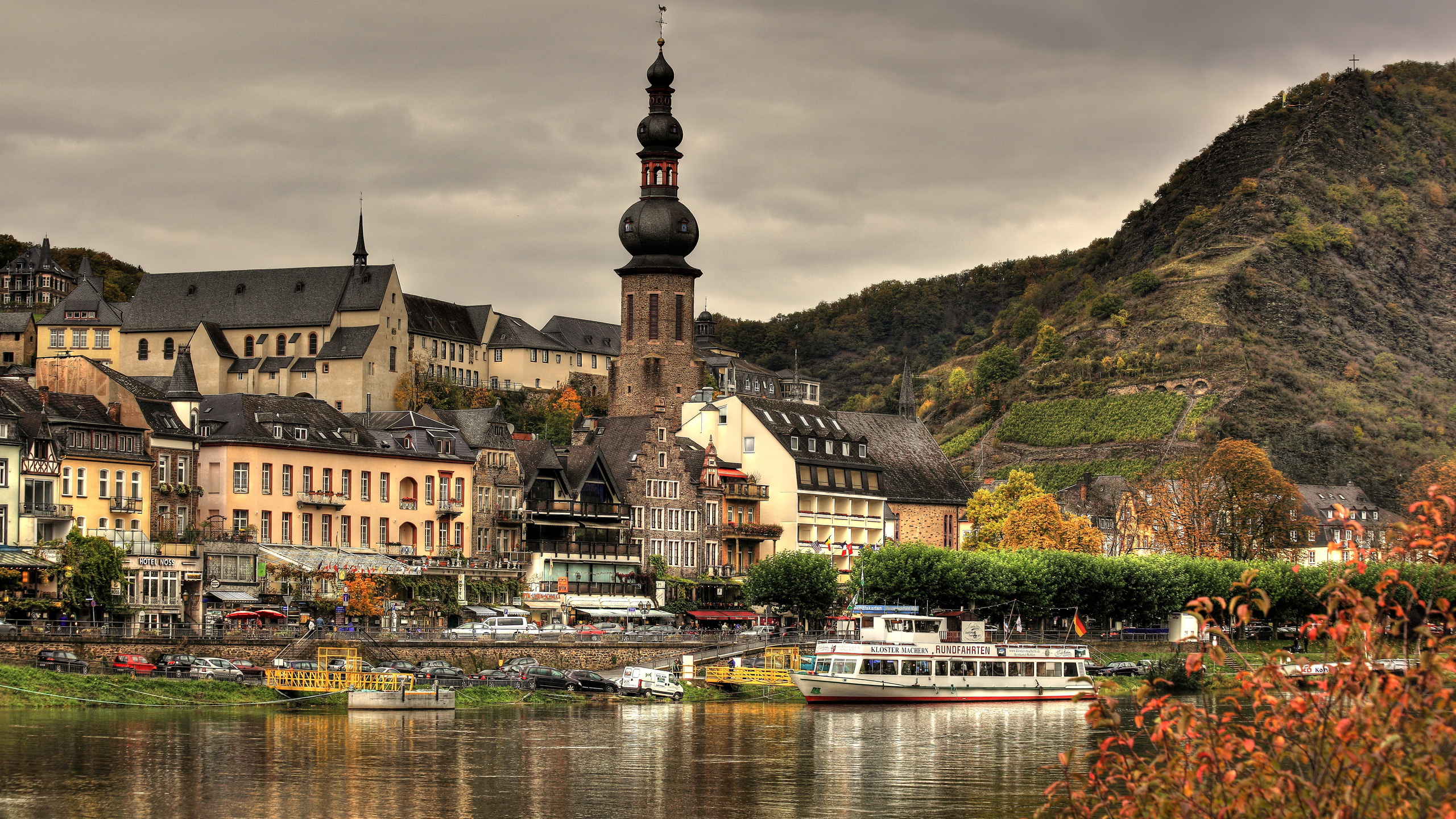 Обои городок, город, реки, вода, водный путь в разрешении 2560x1440