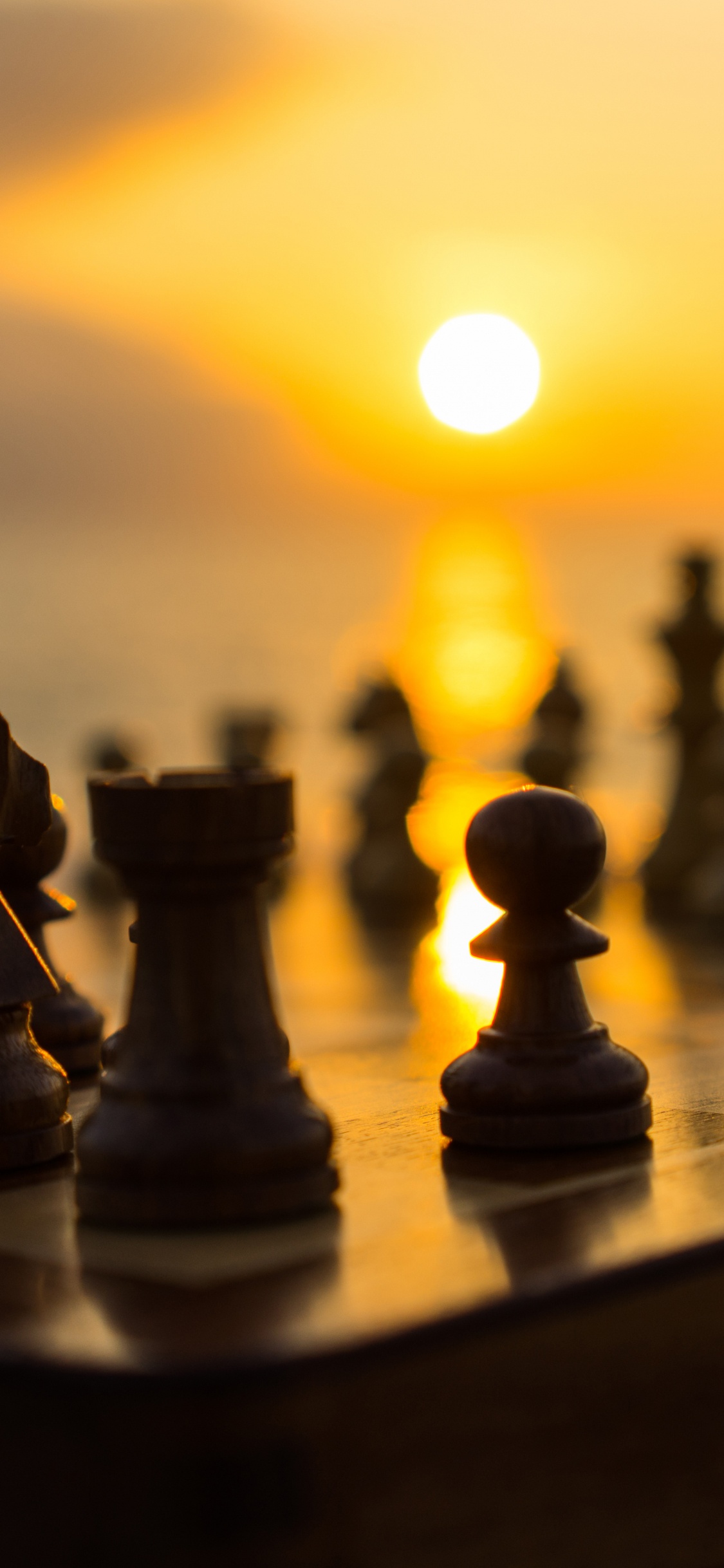 Обои игры в помещении и спорта, настольная игра, Королева, Шахматная фигура, закат в разрешении 1125x2436