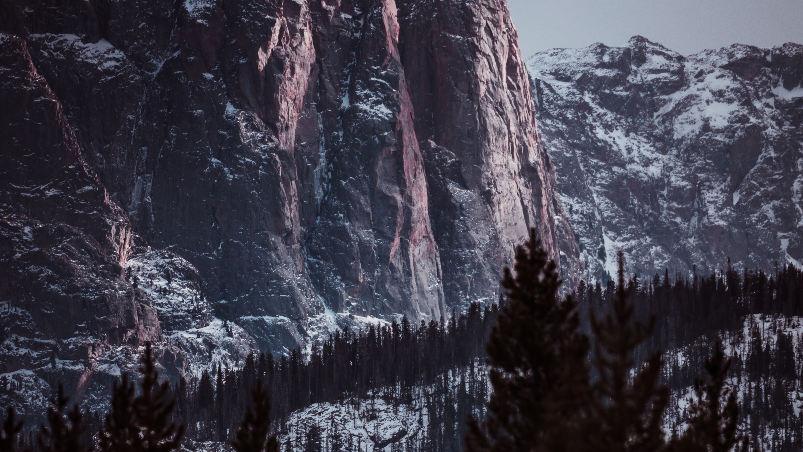 Обои гора, природа, природный ландшафт, горный рельеф, вода в разрешении 2560x1440