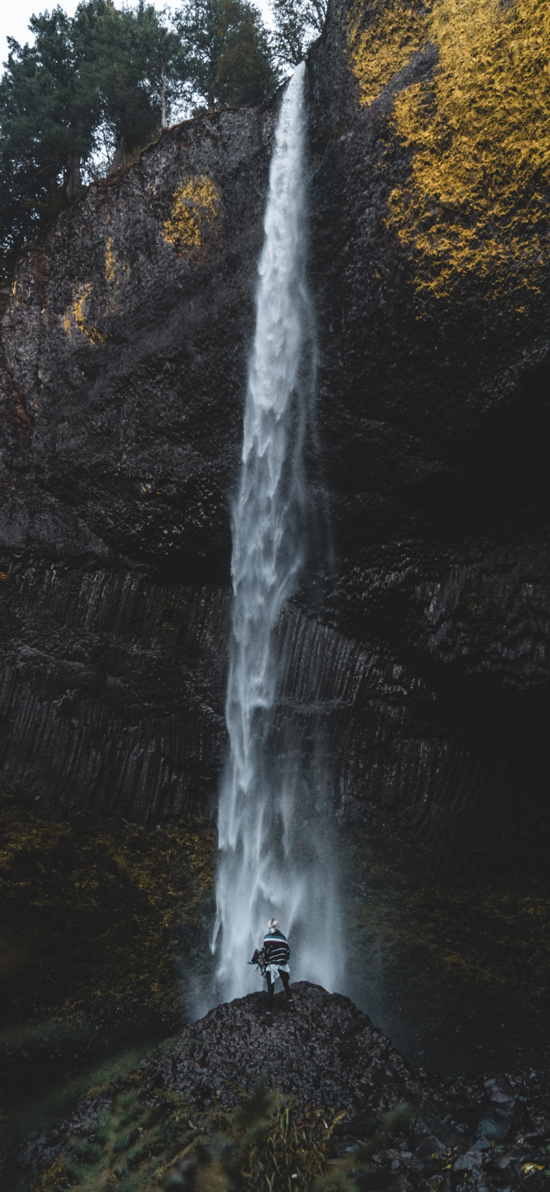 Обои водопад, вода, природа, гидроресурсы, природный ландшафт в разрешении 1125x2436