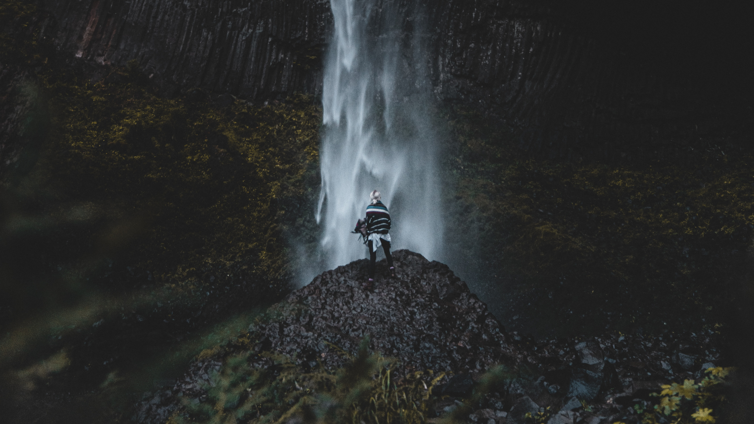 Обои водопад, вода, природа, гидроресурсы, природный ландшафт в разрешении 2560x1440