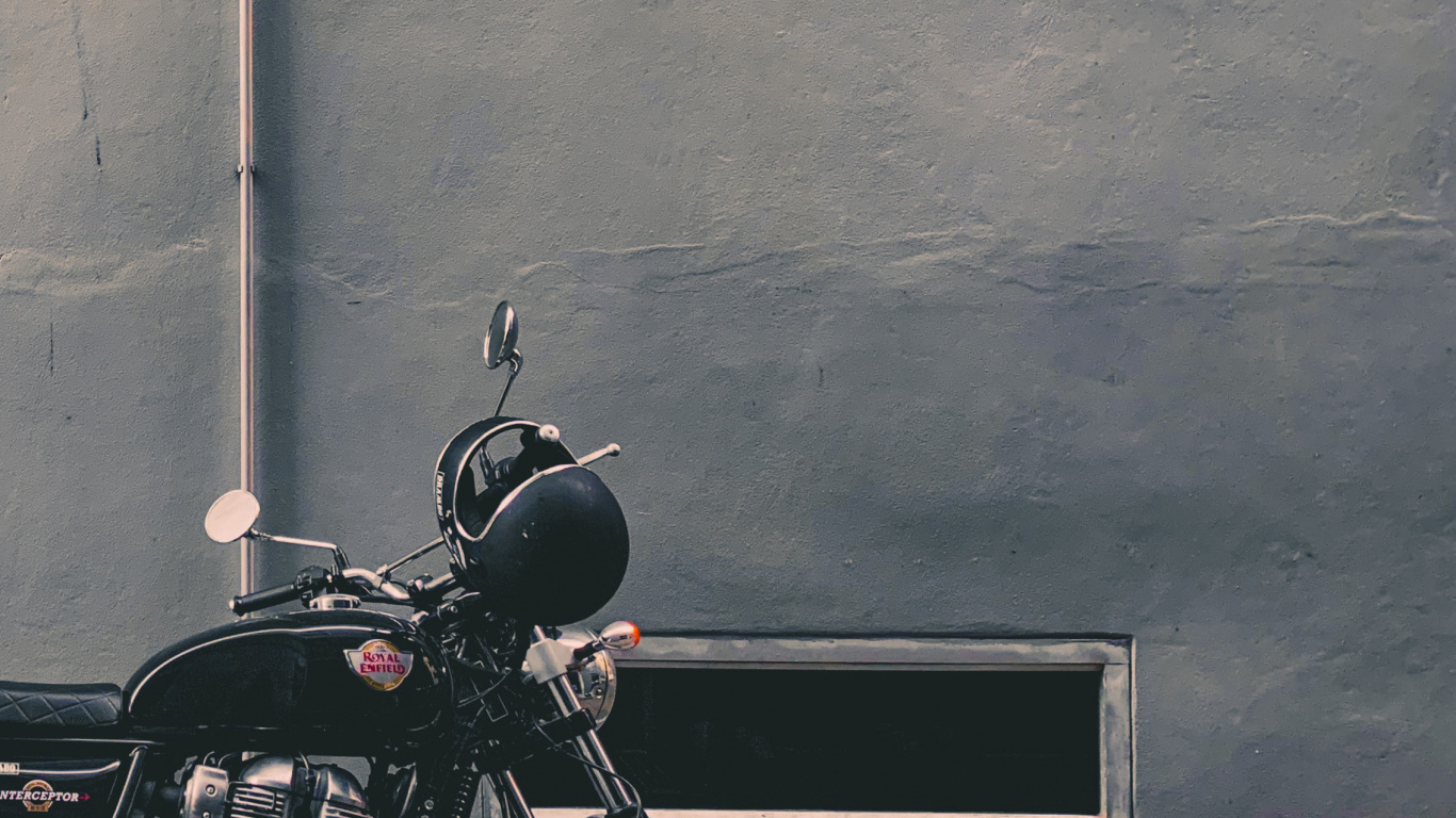 Обои мотоцикл, мотоциклетный шлем, легковые автомобили, шлем, лоб в разрешении 1366x768