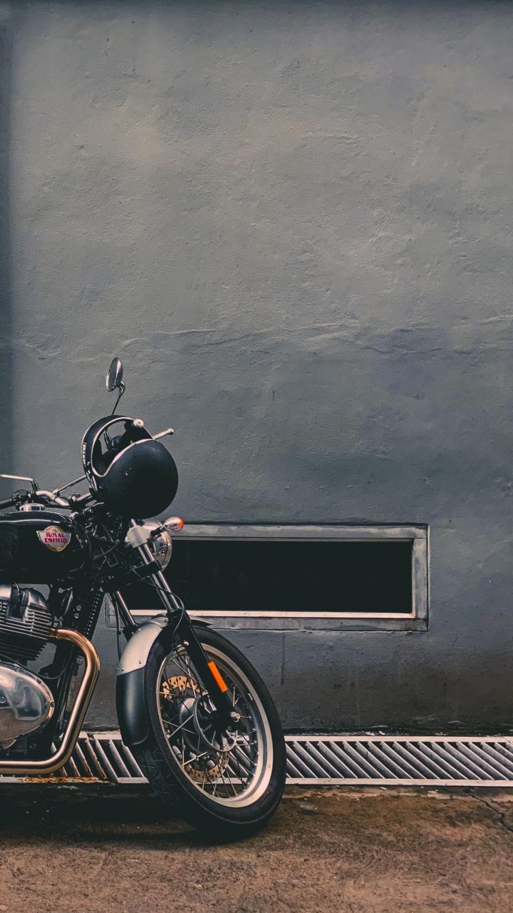 Обои мотоцикл, мотоциклетный шлем, легковые автомобили, шлем, лоб в разрешении 720x1280