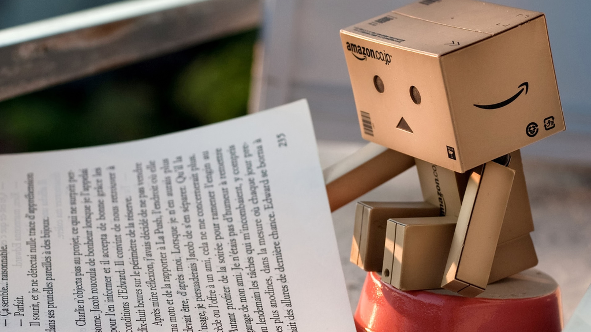 Обои danbo, шрифт, робот, amazoncom, бумага в разрешении 1920x1080