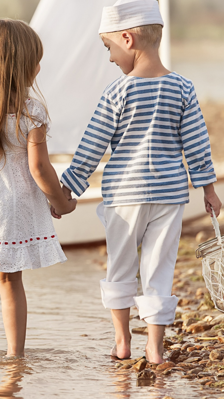 Обои Ла-Потенца Dellamore, держась за руки, ребенок, забава, отпуск в разрешении 750x1334