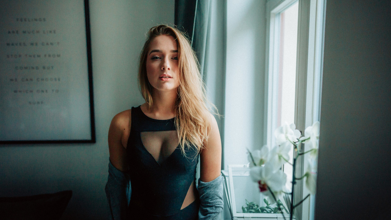 Обои привлекательная девушка, волосы, блондин, красота, плечо в разрешении 1366x768