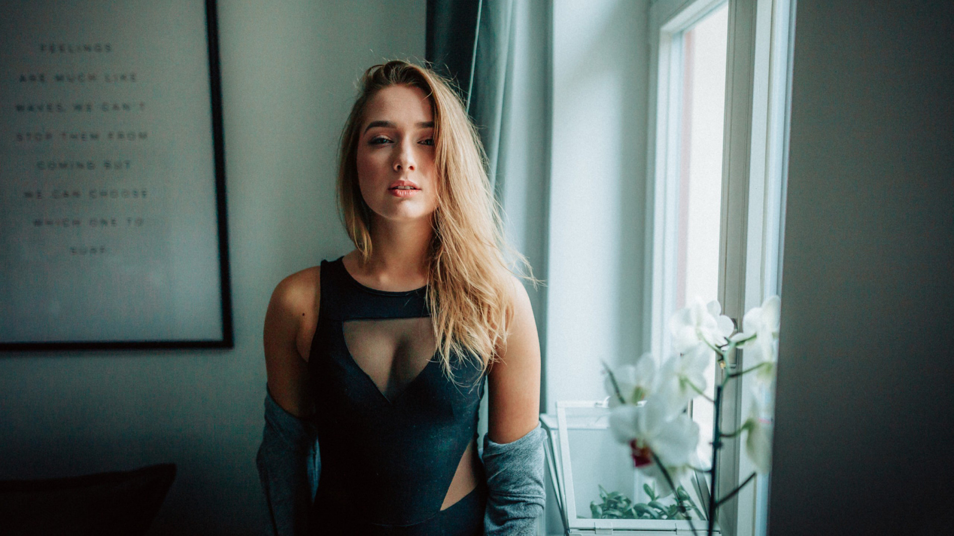 Обои привлекательная девушка, волосы, блондин, красота, плечо в разрешении 1920x1080