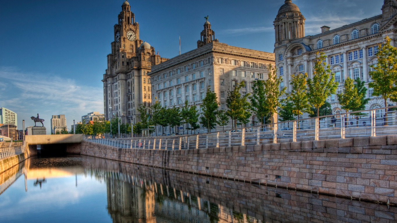 Обои Ливерпуль ФК, отражение, вода, ориентир, водный путь в разрешении 1366x768