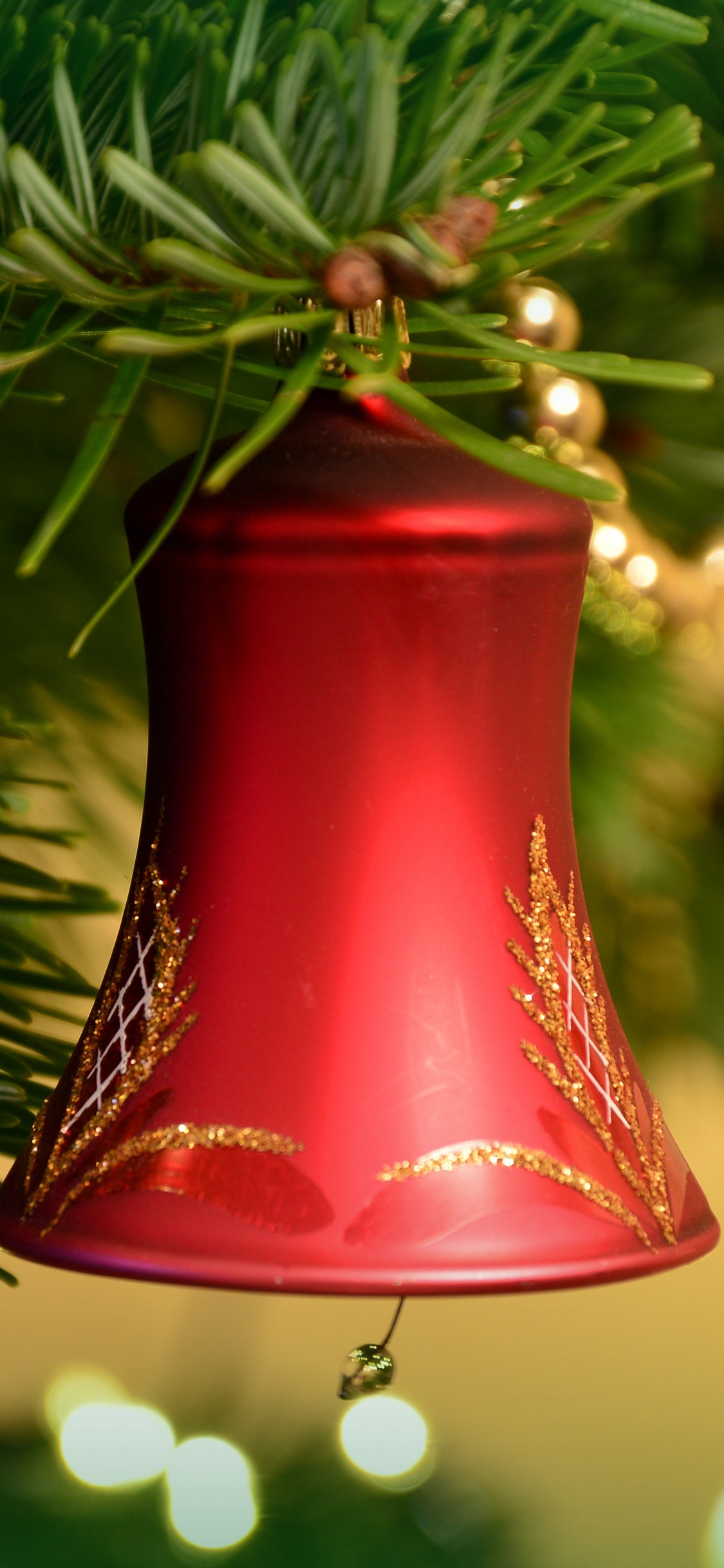 Обои Рождественский день, елка, Рождественские украшения, праздник, рождественский орнамент в разрешении 1125x2436