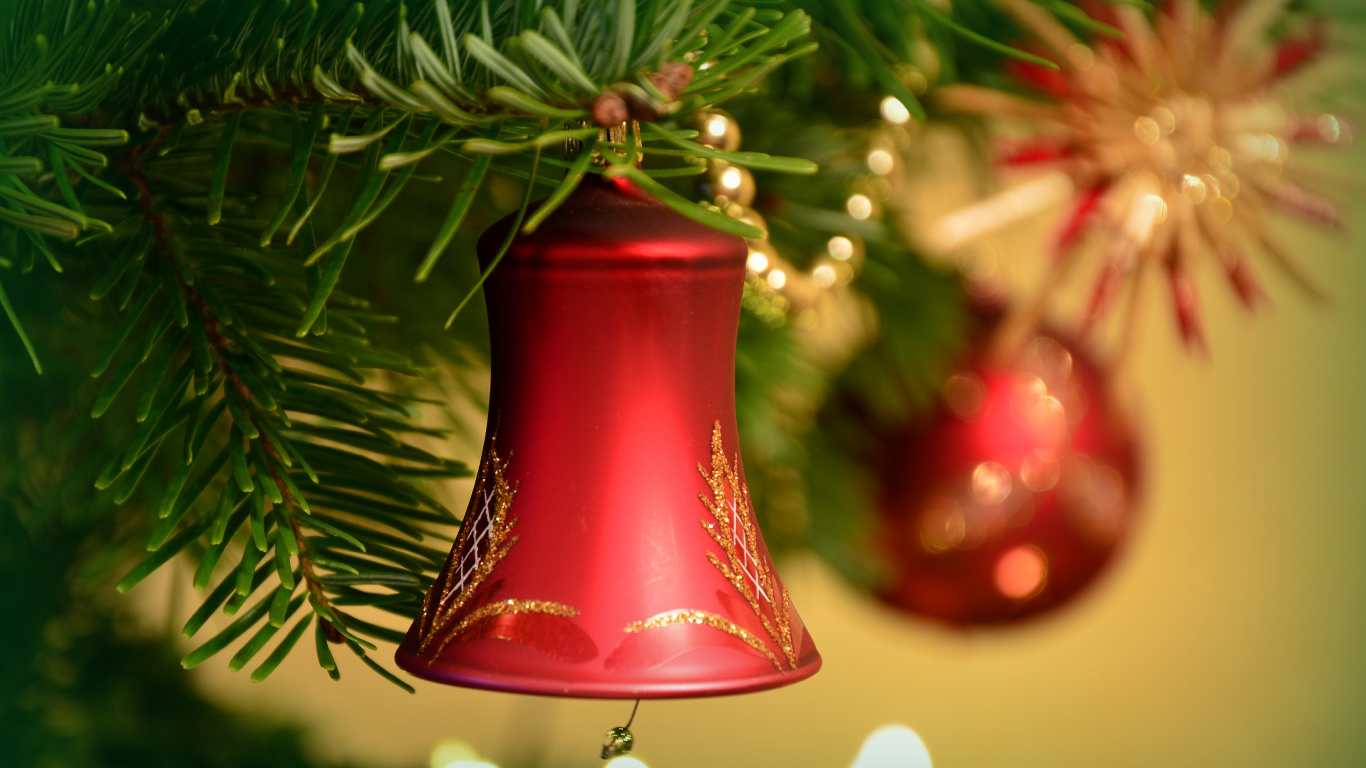 Обои Рождественский день, елка, Рождественские украшения, праздник, рождественский орнамент в разрешении 1366x768