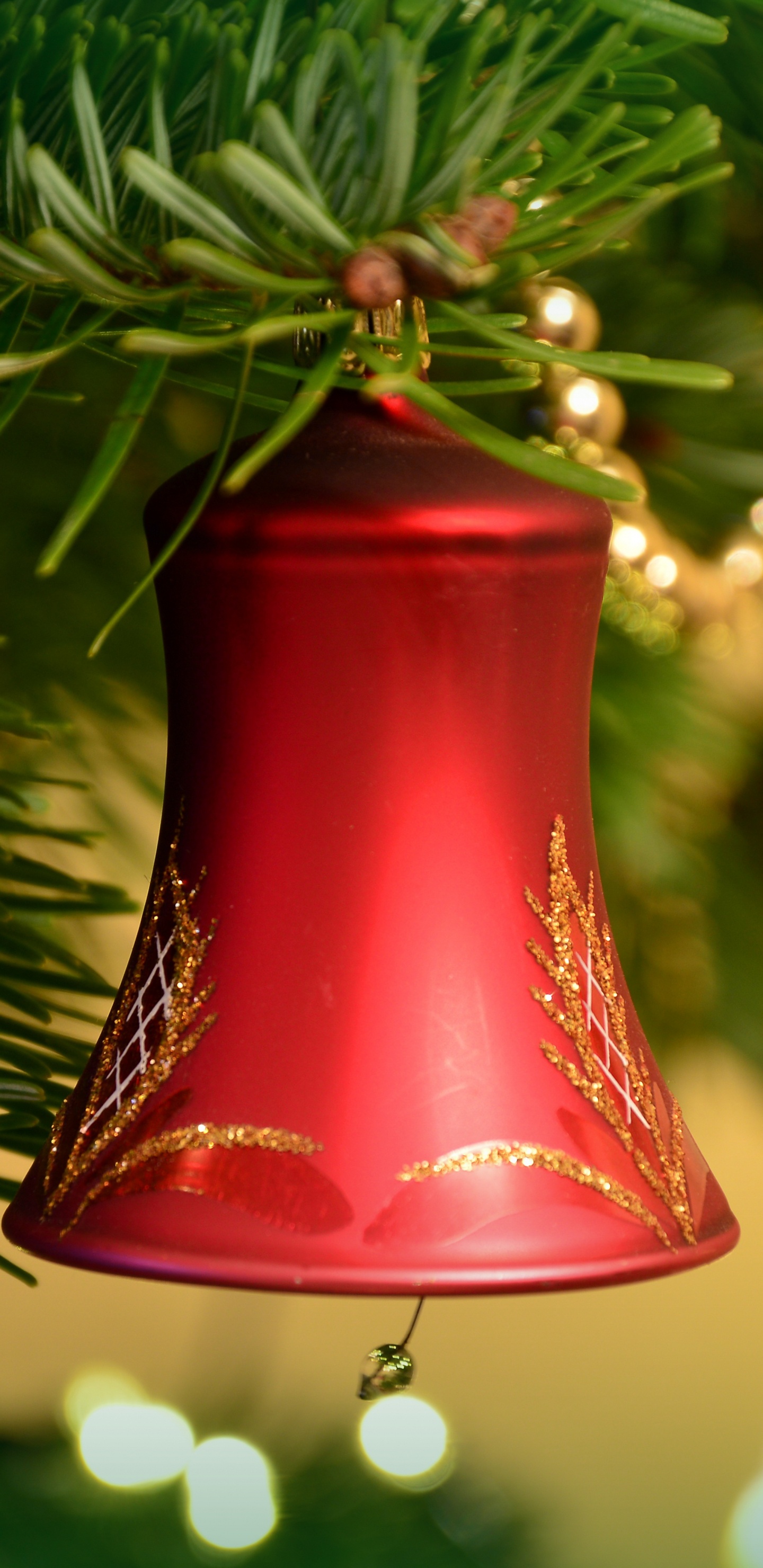 Обои Рождественский день, елка, Рождественские украшения, праздник, рождественский орнамент в разрешении 1440x2960