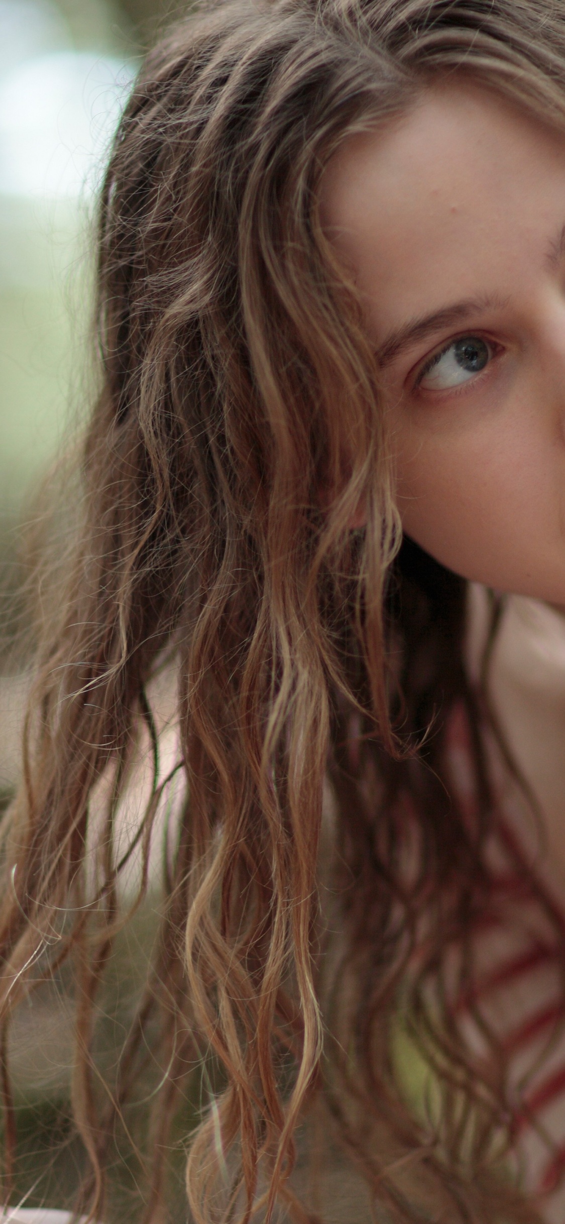 Обои Lou de Laage, Лу де Лаж, актер, губа, растение в разрешении 1125x2436