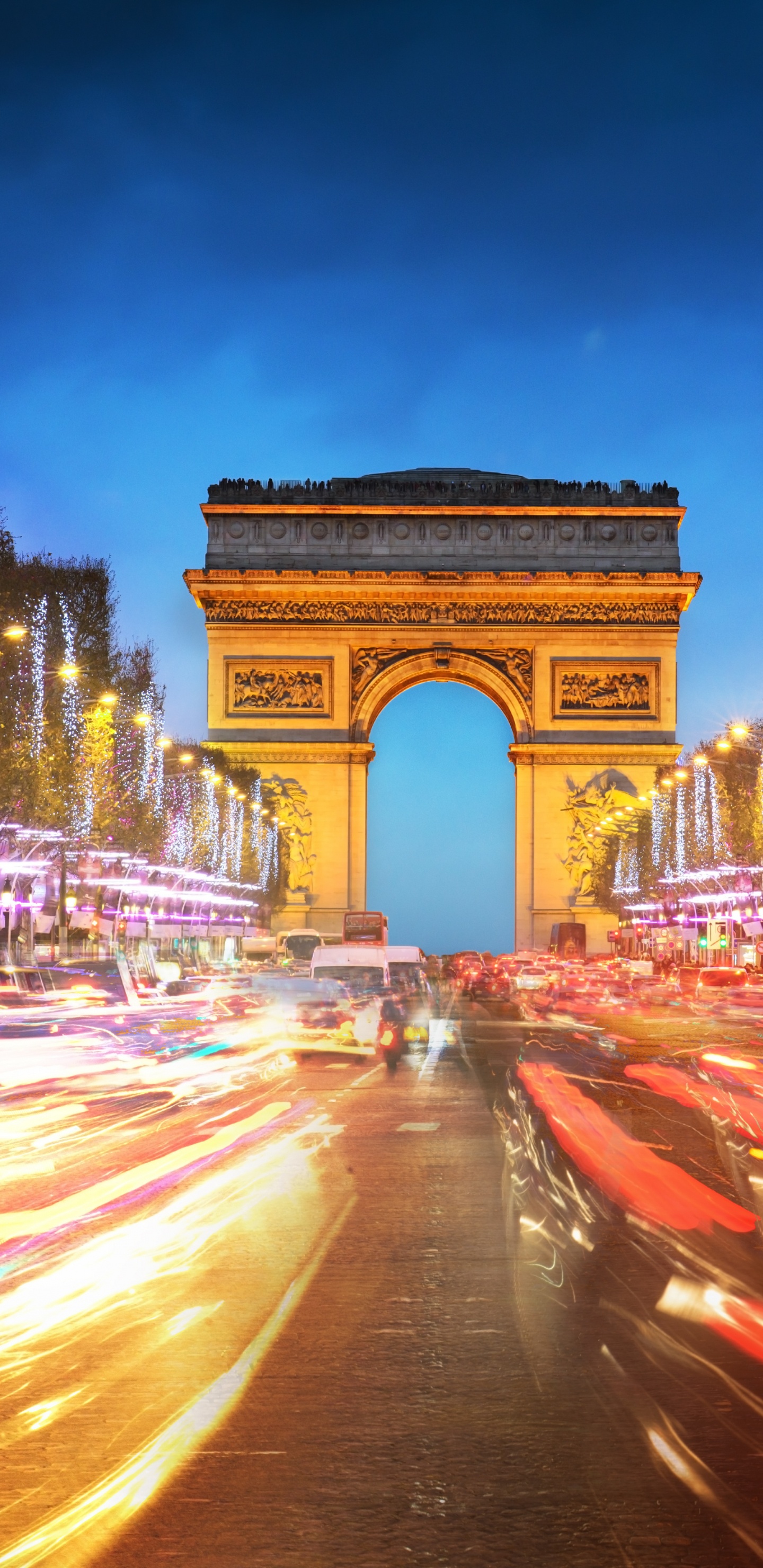 Обои Триумфальная арка, ориентир, ночь, городской район, город в разрешении 1440x2960