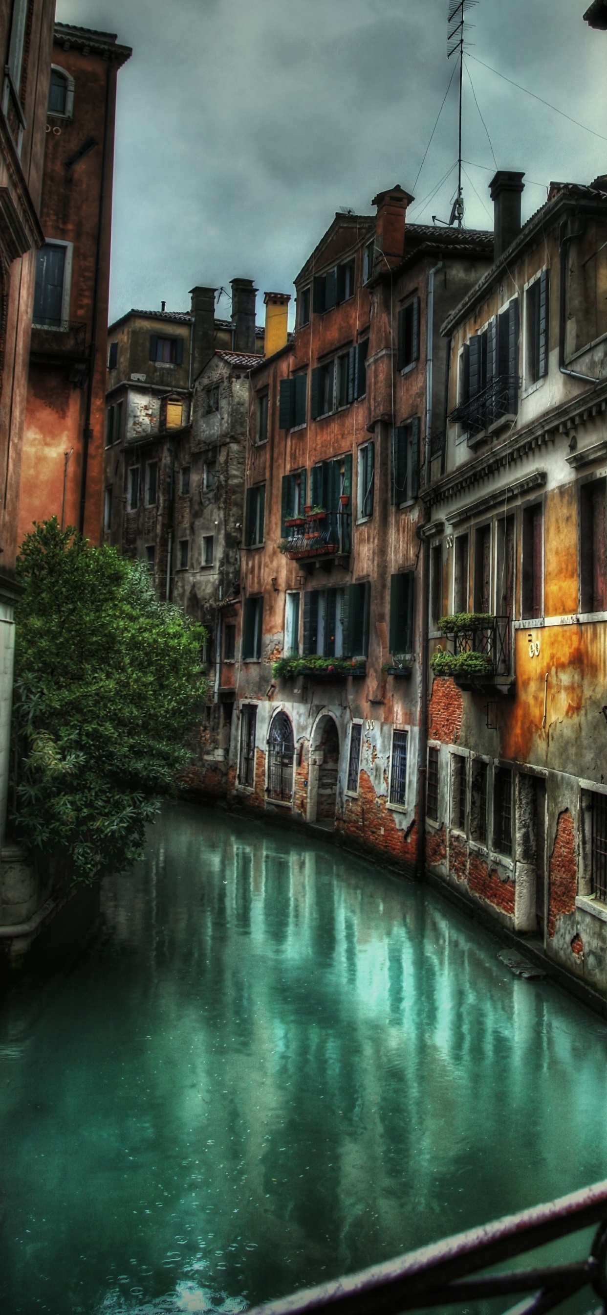 Обои водный путь, канал, городок, вода, здание в разрешении 1242x2688