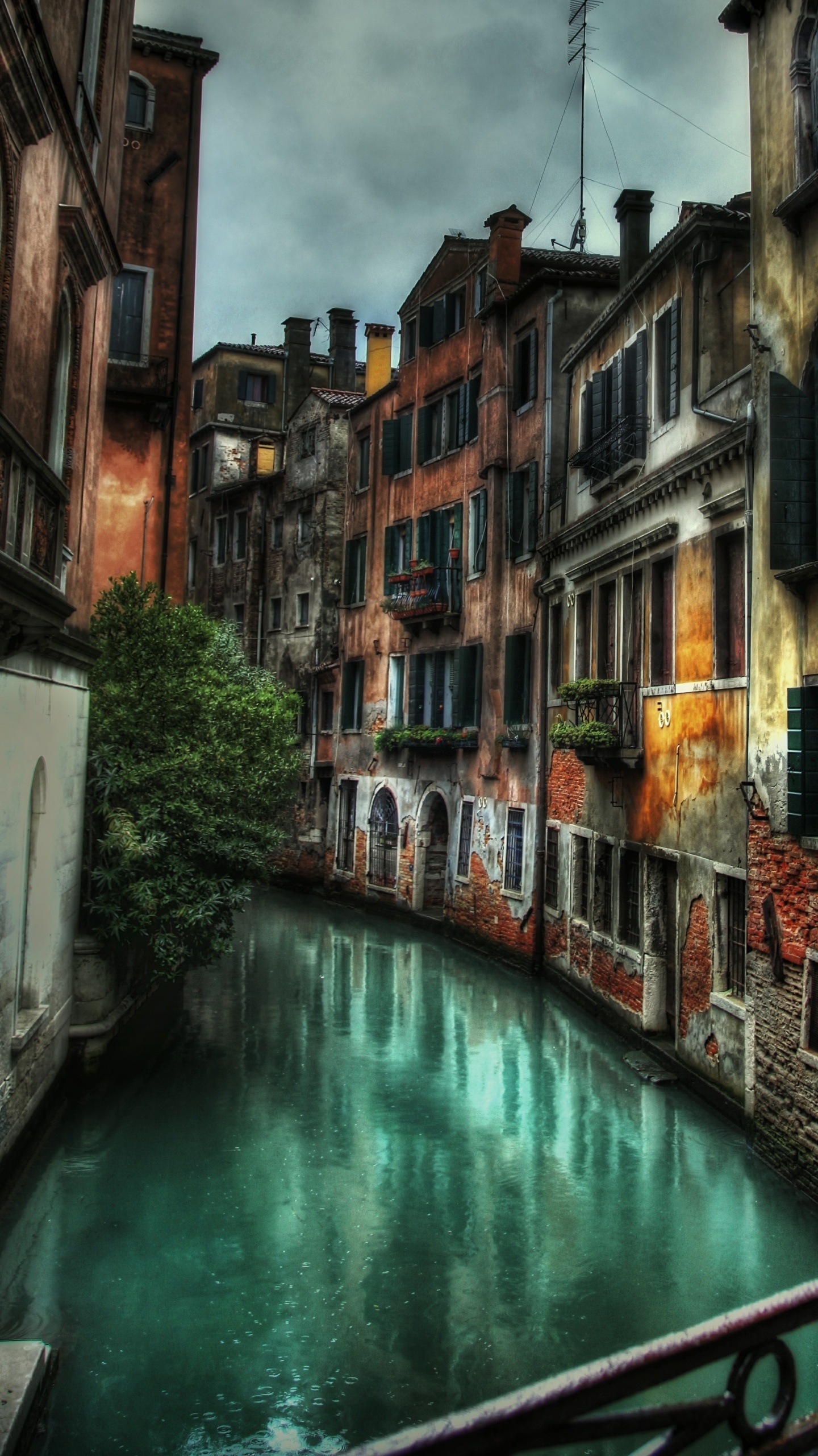 Обои водный путь, канал, городок, вода, здание в разрешении 1440x2560