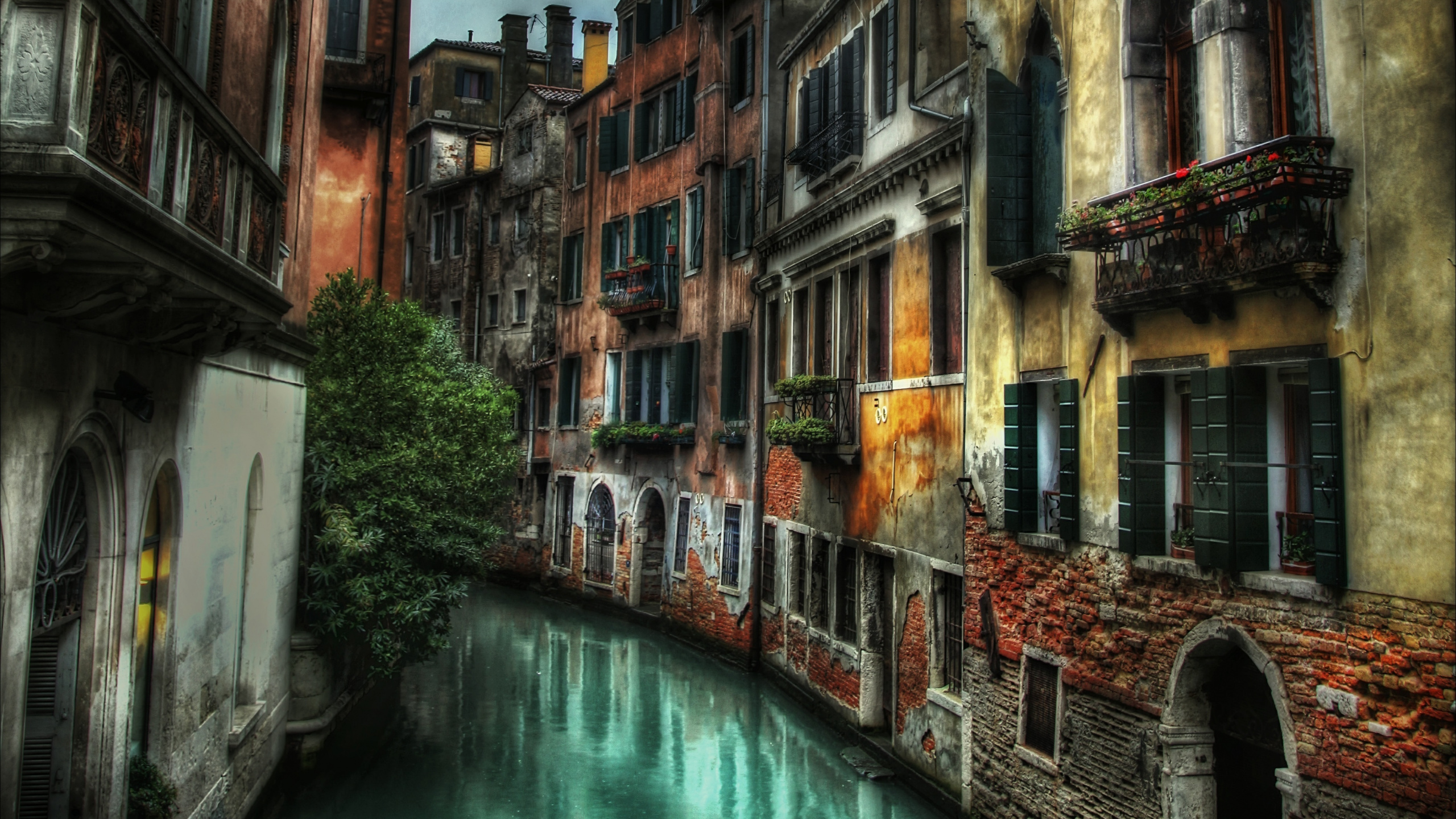 Обои водный путь, канал, городок, вода, здание в разрешении 2560x1440