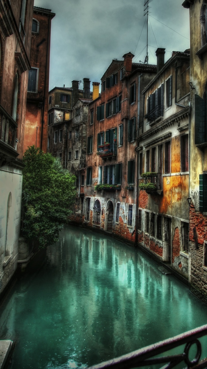 Обои водный путь, канал, городок, вода, здание в разрешении 720x1280