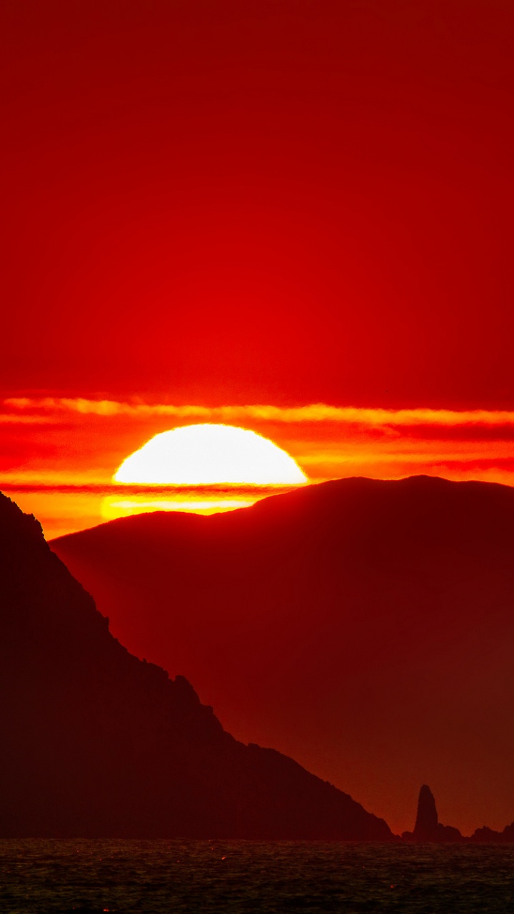 Обои закат, гора, послесвечение, горизонт, восход солнца в разрешении 720x1280