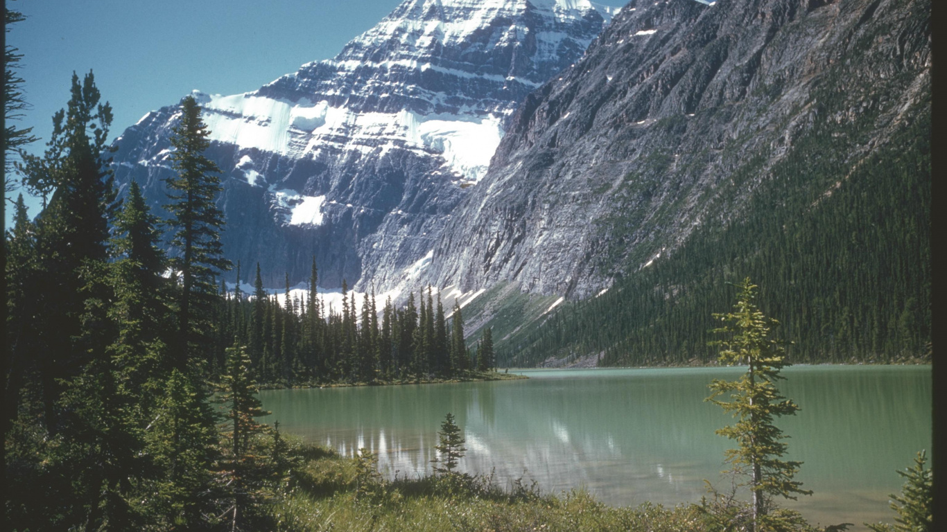 Обои Уральские горы, гора, природа, дикая местность, озеро в разрешении 1366x768