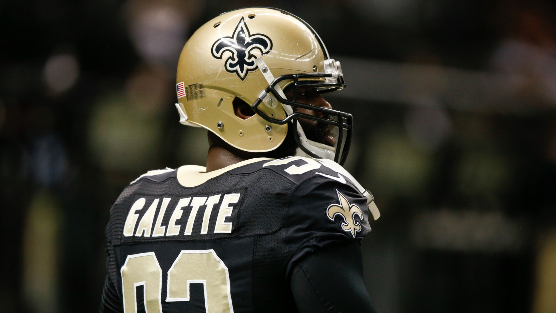 Обои Лига, футбольный шлем, игрок, футбольное поле футбол, Балтимор рэйвенс в разрешении 1920x1080