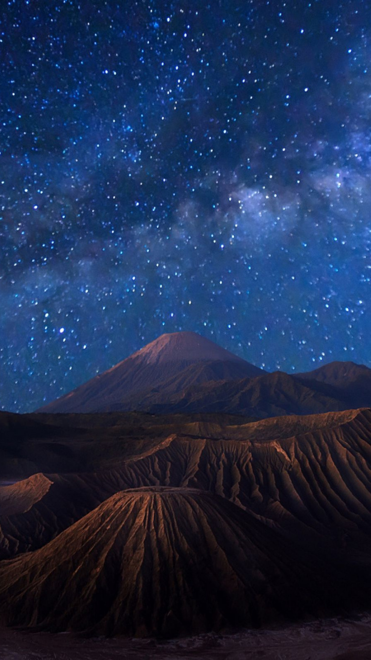 Обои Млечный Путь, Гора Бромо, вулкан, природа, звезда в разрешении 750x1334